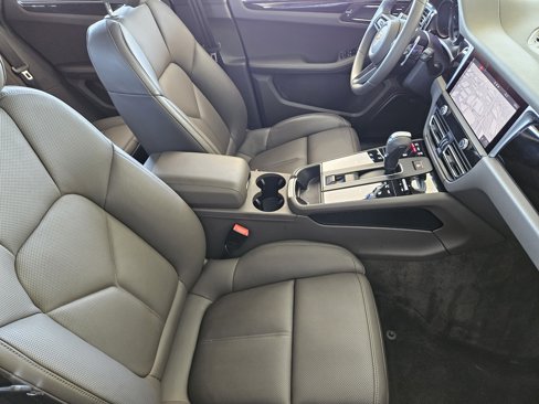 Certified 2025 Porsche Macan image 16