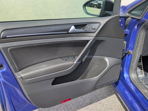 Used 2017 Volkswagen Golf R 4-Door image 18