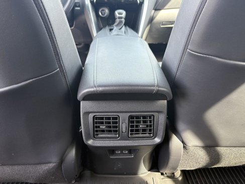 Used 2023 Toyota Venza XLE image 24