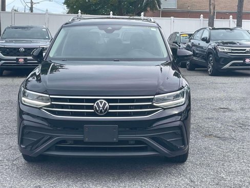 Used 2022 Volkswagen Tiguan SE w/ Panoramic Sunroof Package image 2