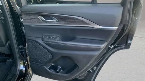 Used 2023 Jeep Grand Cherokee Limited image 9
