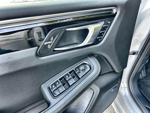 Certified 2024 Porsche Macan image 17