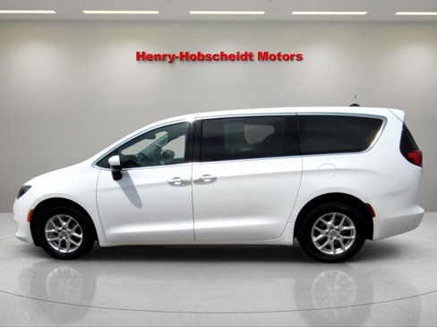 Used 2022 Chrysler Voyager LX image 6