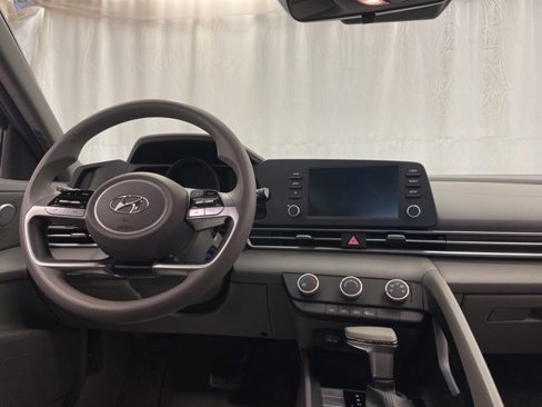 Used 2021 Hyundai Elantra SE image 13