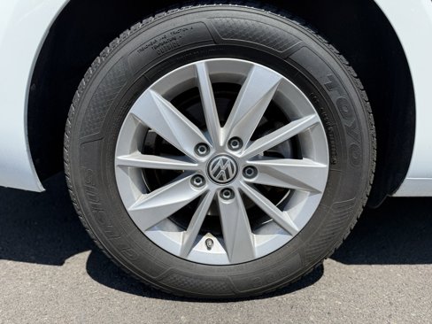 Used 2017 Volkswagen Golf SportWagen image 7
