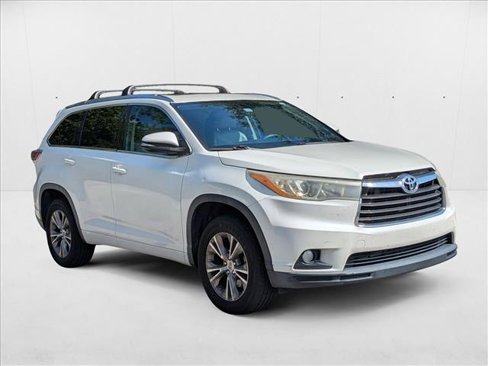 Used 2014 Toyota Highlander XLE image 3