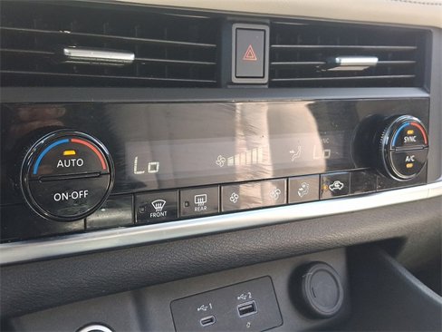 Used 2023 Nissan Rogue SV image 16