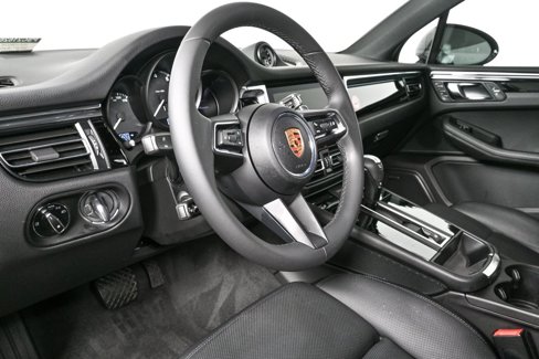 Certified 2025 Porsche Macan image 4