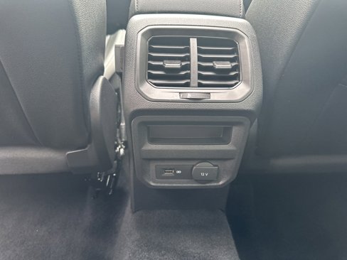 Used 2020 Volkswagen Tiguan SE w/ Panoramic Sunroof Package image 24
