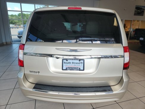 Used 2014 Chrysler Town & Country Touring image 7