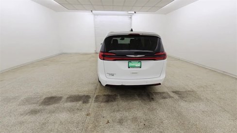 Used 2023 Chrysler Pacifica Touring-L image 7