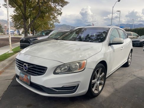Used 2017 Volvo V60 T5 Premier w/ Convenience Package image 2