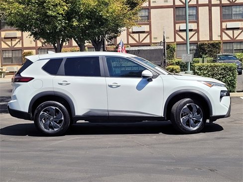 Used 2024 Nissan Rogue SV image 4