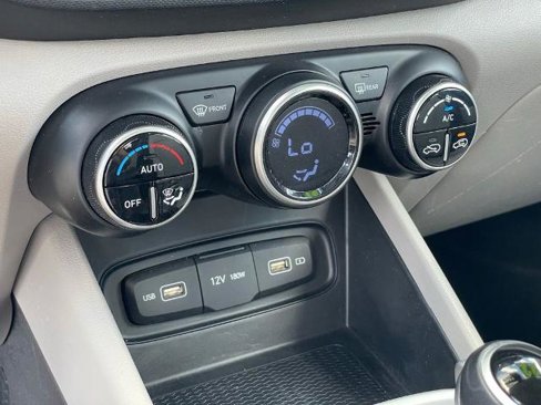 Used 2022 Hyundai Venue SEL image 19