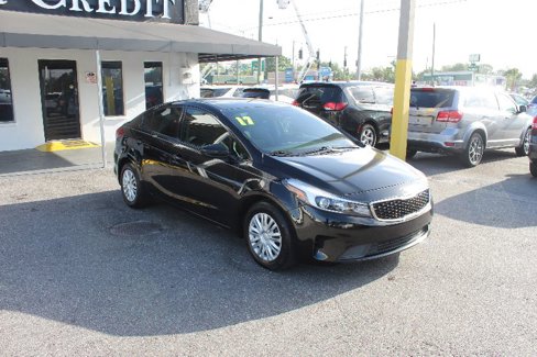 Used 2017 Kia Forte LX image 1