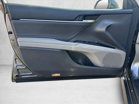 Used 2018 Toyota Camry XLE image 10