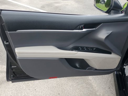 Used 2020 Toyota Camry L image 12