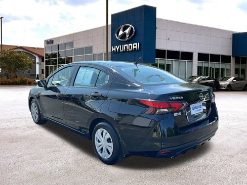 Used 2023 Nissan Versa S w/ Trunk Package image 3