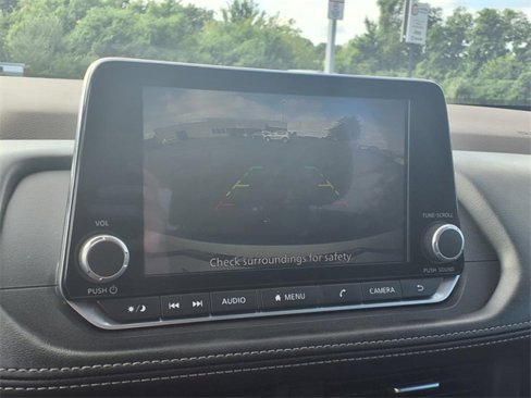 Used 2023 Nissan Rogue S image 5