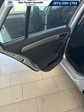 Used 2016 Volkswagen e-Golf SE image 16