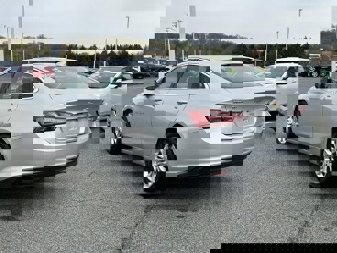 Used 2022 Chevrolet Malibu LT image 3