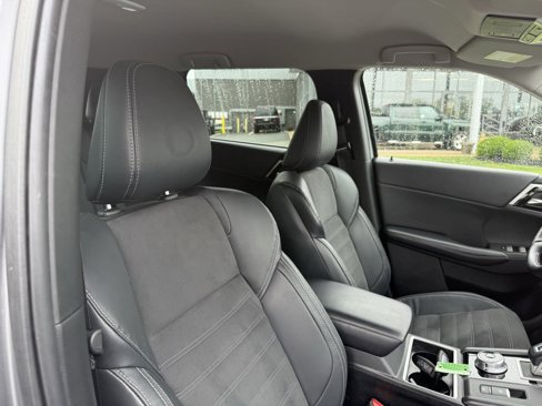 Used 2023 Mitsubishi Outlander SE image 42