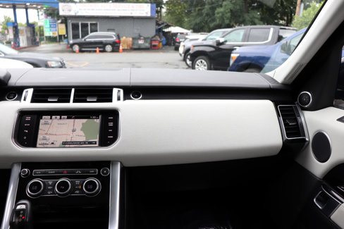Used 2015 Land Rover Range Rover Sport HSE image 18