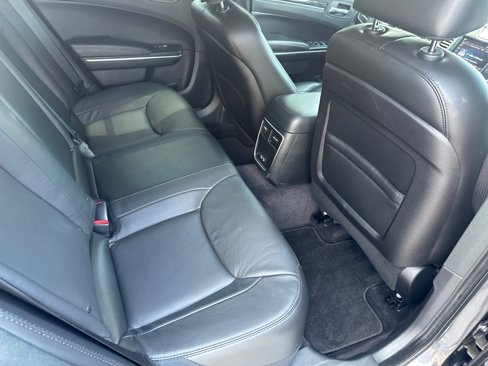 Used 2018 Chrysler 300 Touring L image 25