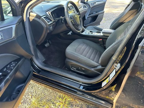 Used 2017 Ford Fusion SE w/ Fusion SE Technology Package image 24