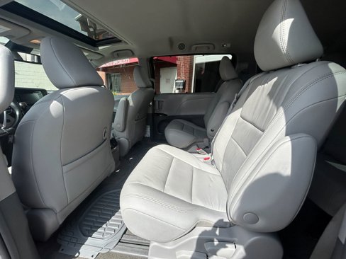 Used 2018 Toyota Sienna XLE image 28