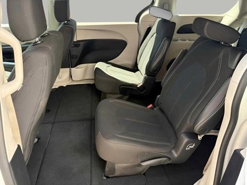 Used 2023 Chrysler Voyager LX image 13