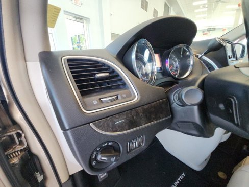 Used 2014 Chrysler Town & Country Touring image 32