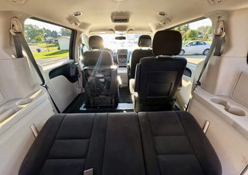 Used 2015 Dodge Grand Caravan SXT w/ UConnect Hands-Free Group image 11