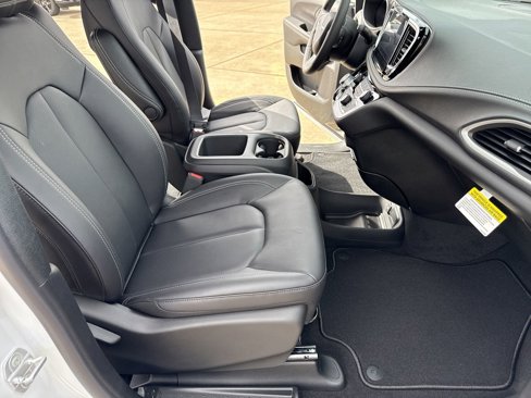 New 2025 Chrysler Pacifica Select image 26