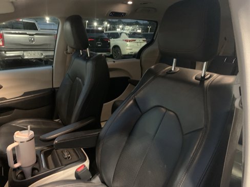 Used 2019 Chrysler Pacifica Touring-L image 9
