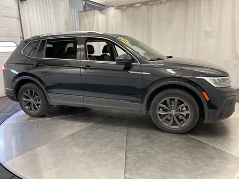 Used 2022 Volkswagen Tiguan SE w/ Panoramic Sunroof Package image 8