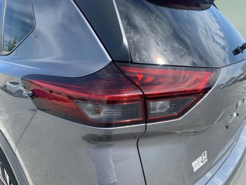 Used 2022 Nissan Rogue SV image 40