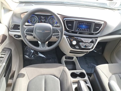 Used 2020 Chrysler Voyager L image 15