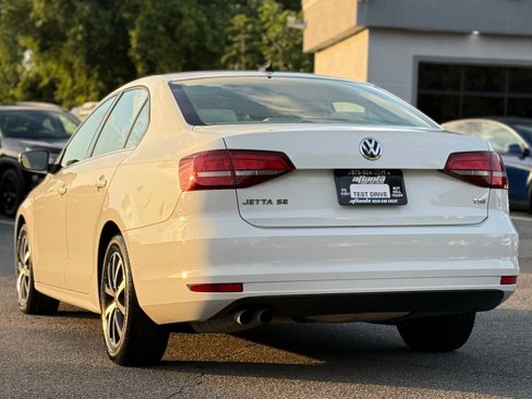 Used 2017 Volkswagen Jetta SE image 3