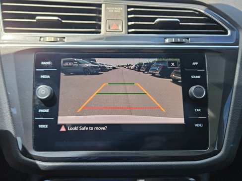 Used 2021 Volkswagen Tiguan SE w/ Panoramic Sunroof Package image 33