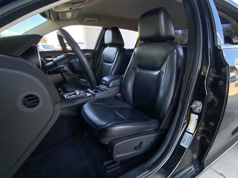 Used 2018 Chrysler 300 Touring L image 4