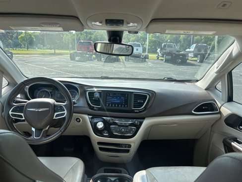 Certified 2018 Chrysler Pacifica Touring-L image 17