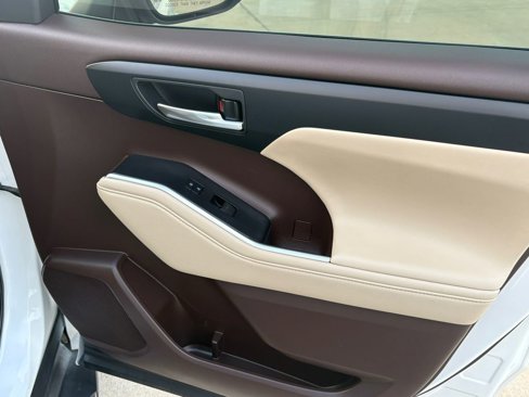 Used 2021 Toyota Highlander XLE image 27