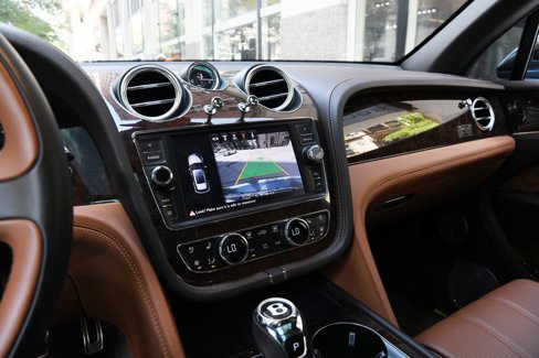 Used 2017 Bentley Bentayga image 16