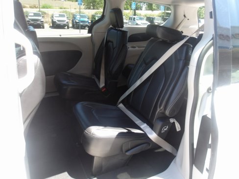 Used 2023 Chrysler Pacifica Touring-L image 18