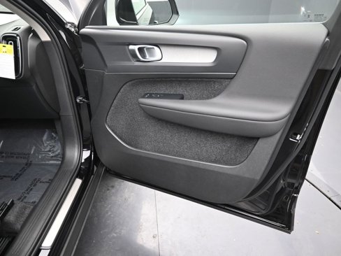 New 2025 Volvo XC40 B5 Core w/ Protection Package Premier image 34