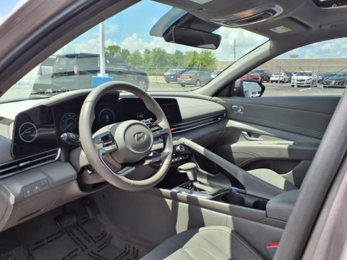 Used 2024 Hyundai Elantra SEL w/ Convenience Package image 16