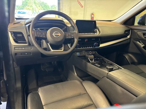 Used 2022 Nissan Rogue SV w/ SV Premium Package image 4