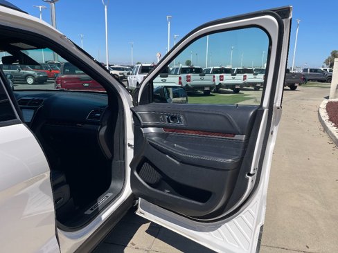 Used 2017 Ford Explorer Platinum image 29
