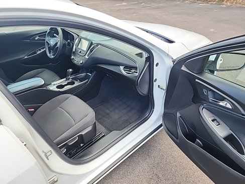 Used 2017 Chevrolet Malibu LT image 60